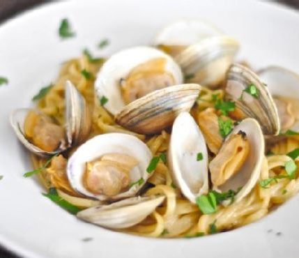 Linguine and Clams in Garlic White Wine Sauce