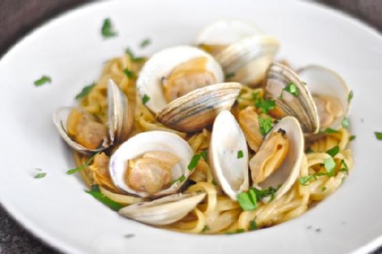 Linguine and Clams in Garlic White Wine Sauce